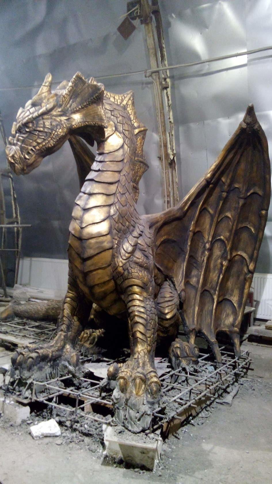Скульптуры драконов из бетона