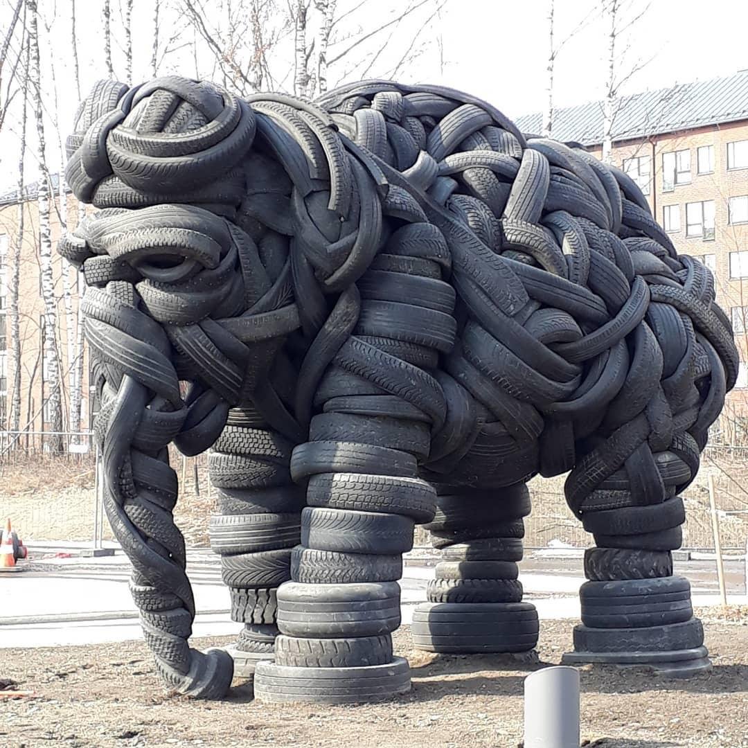 Современное искусство из покрышек