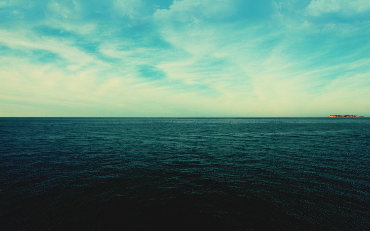 Темное спокойное море