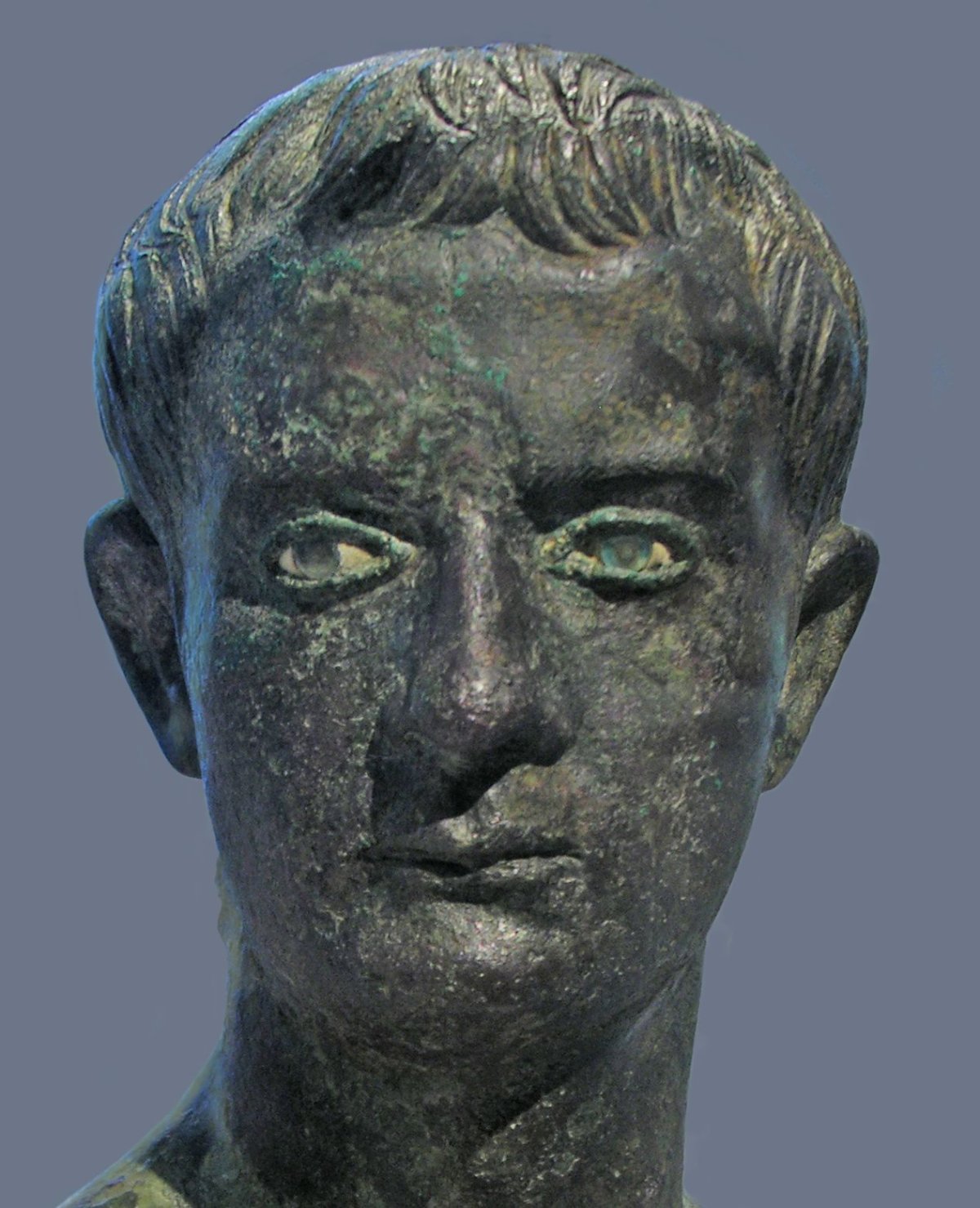 Калигула статуя