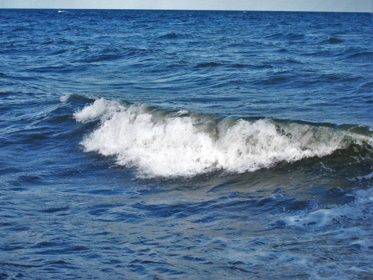 Балтийское море волны