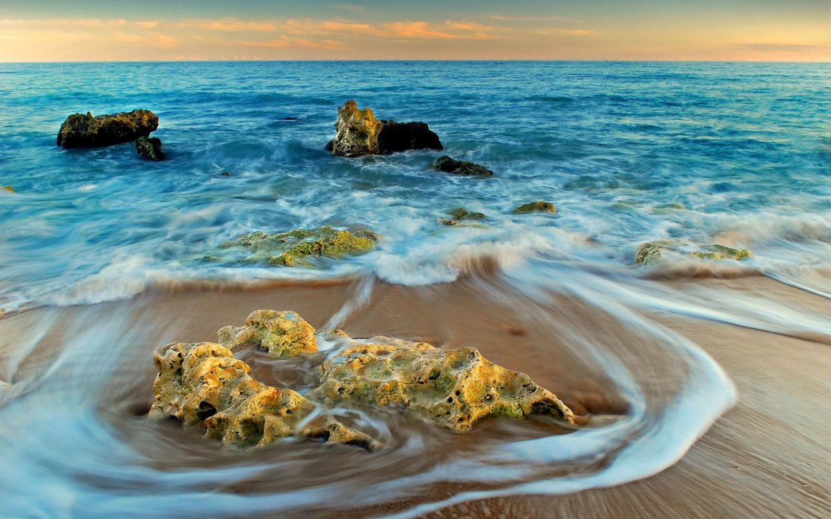 Песок и море волны камни
