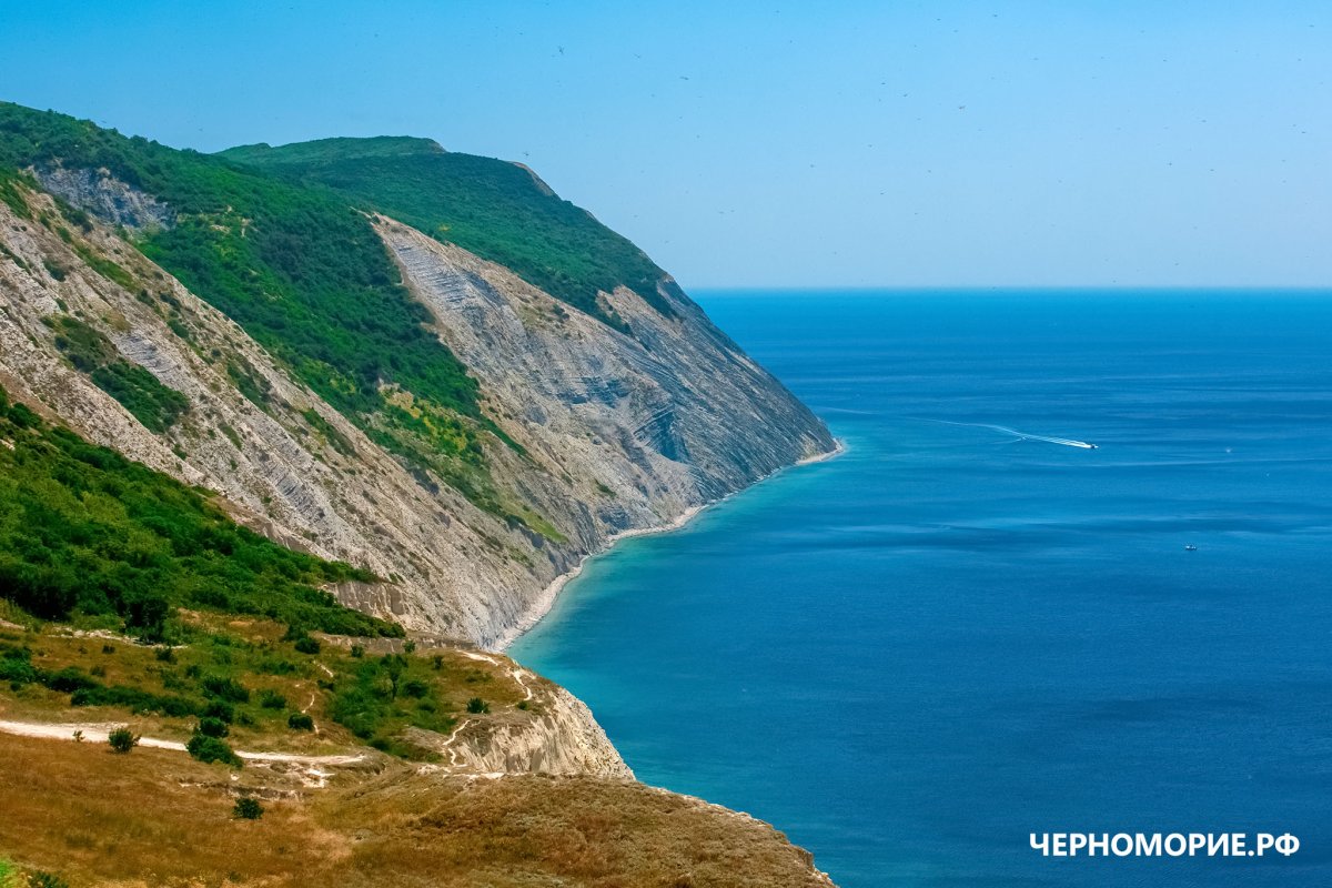 Чёрное море в Анапе и горы