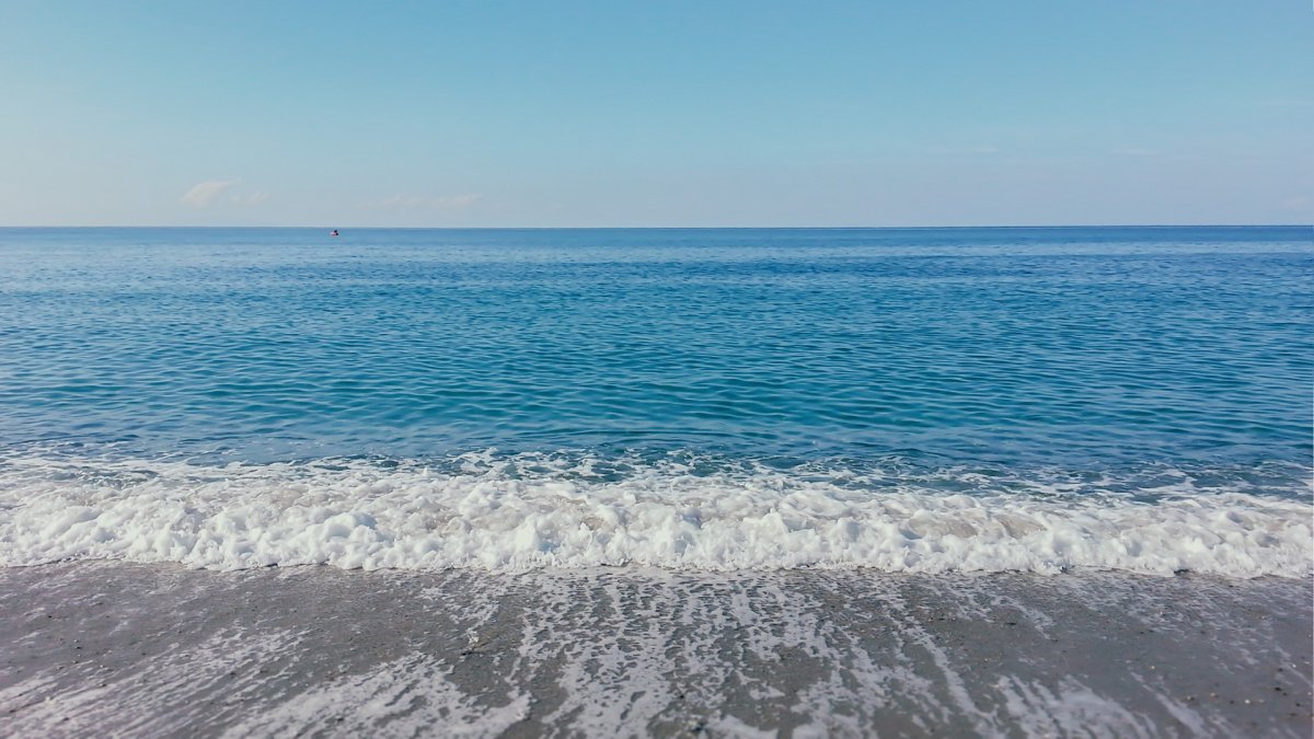 Вид с моря на берег