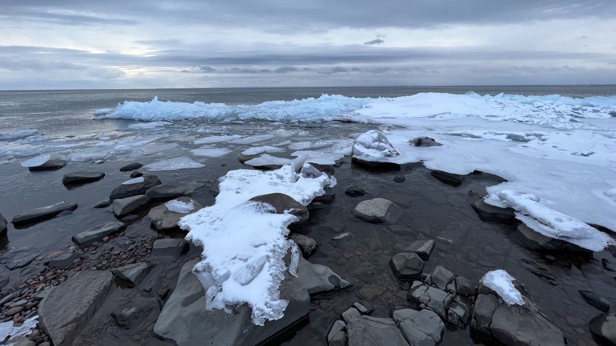Большие камни в море