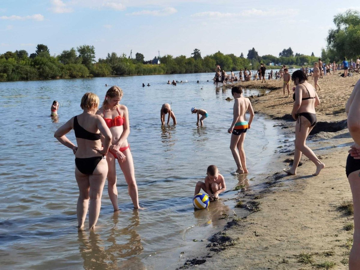 На пляже купание