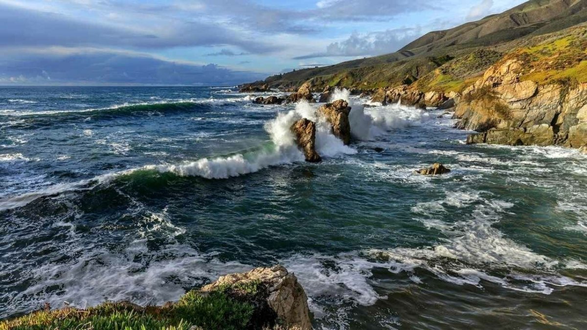 Берег моря, волны, скалы