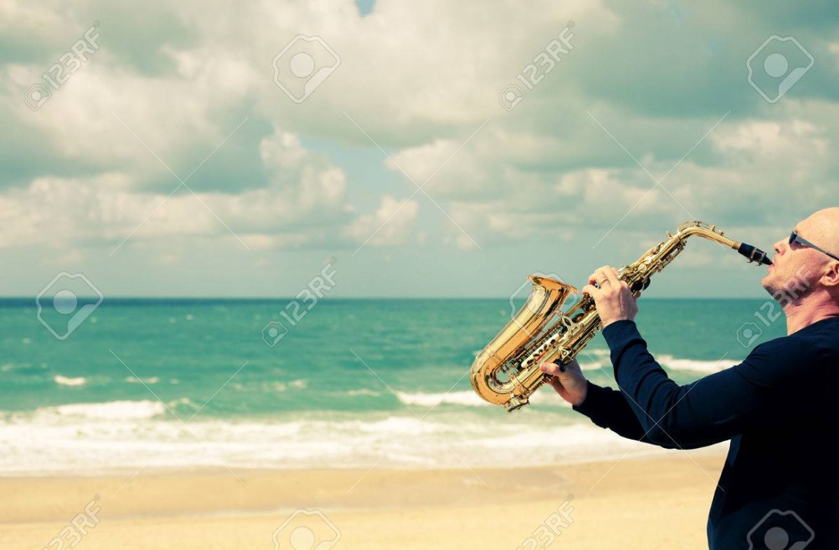 Саксофон и море