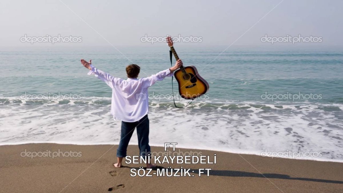 Человек с гитарой на море
