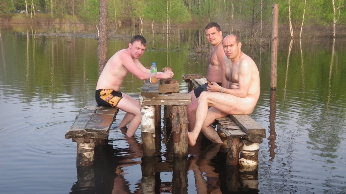 Русские парни на речке