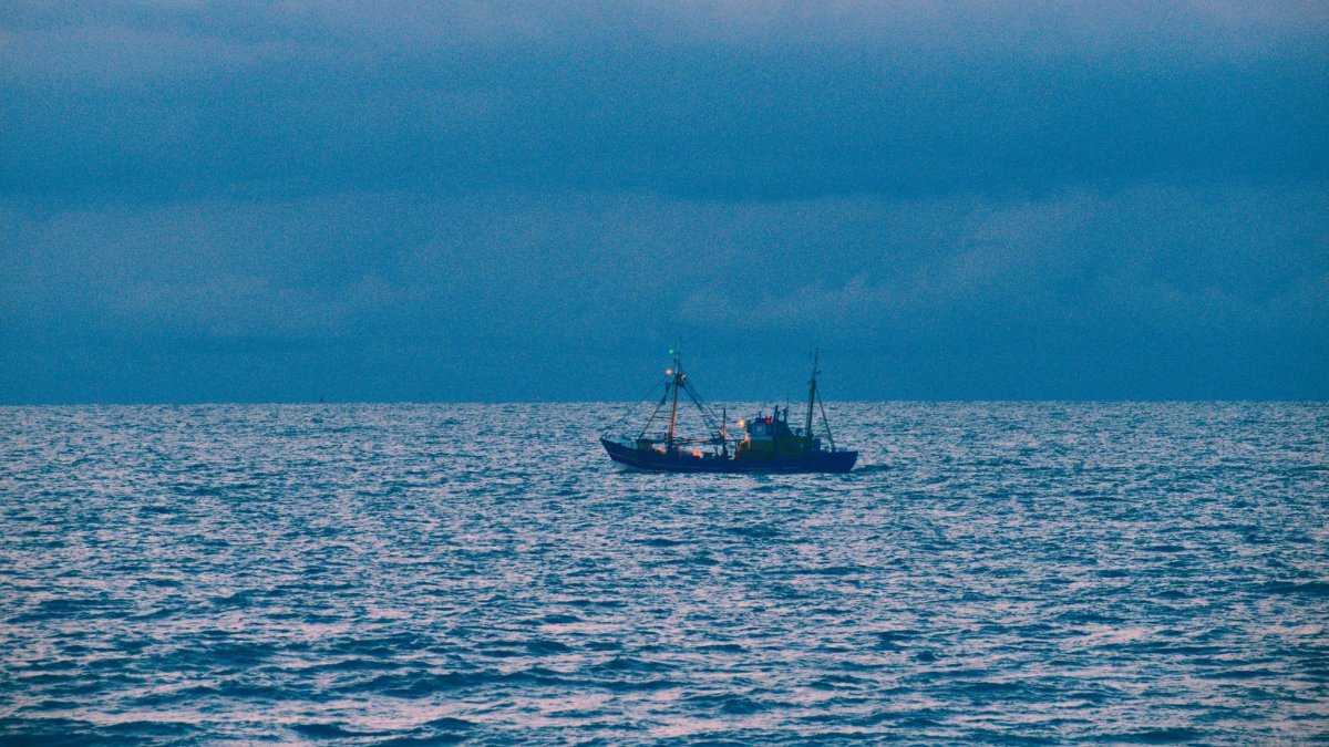 Корабль в открытом море
