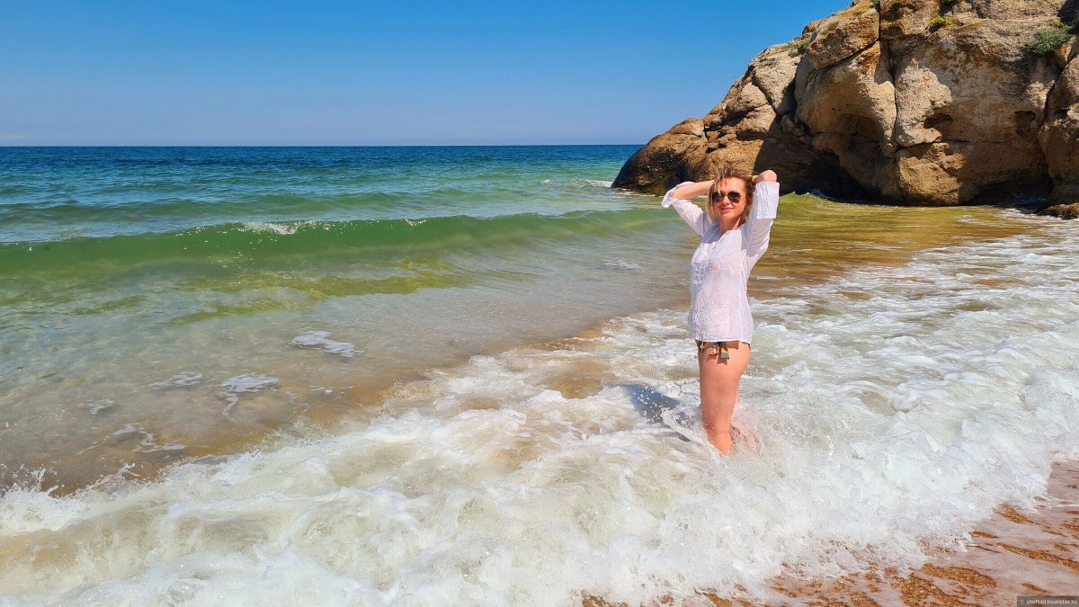Люди купаются в море