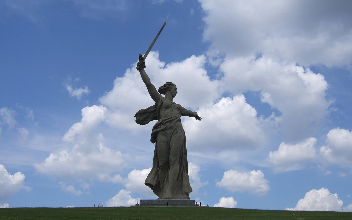 Монумент Родина-мать в городе-герое Волгограде