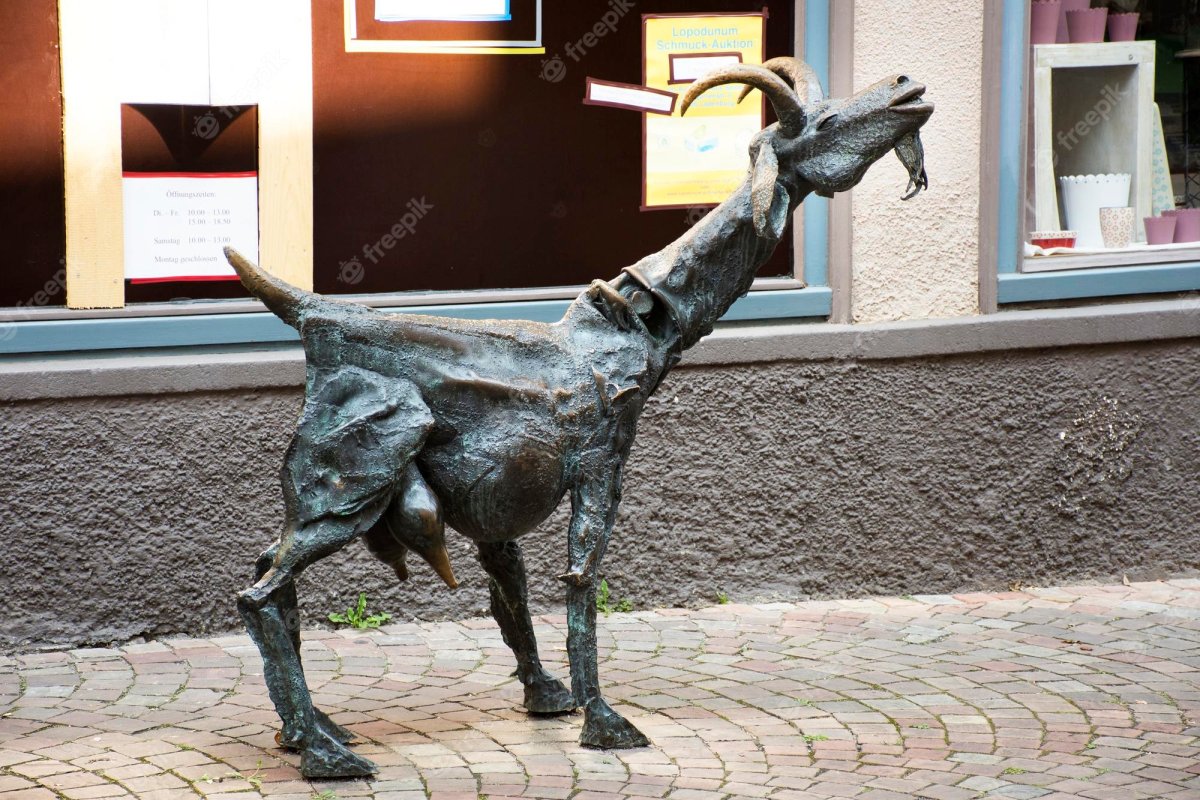 Скульптура «коза»