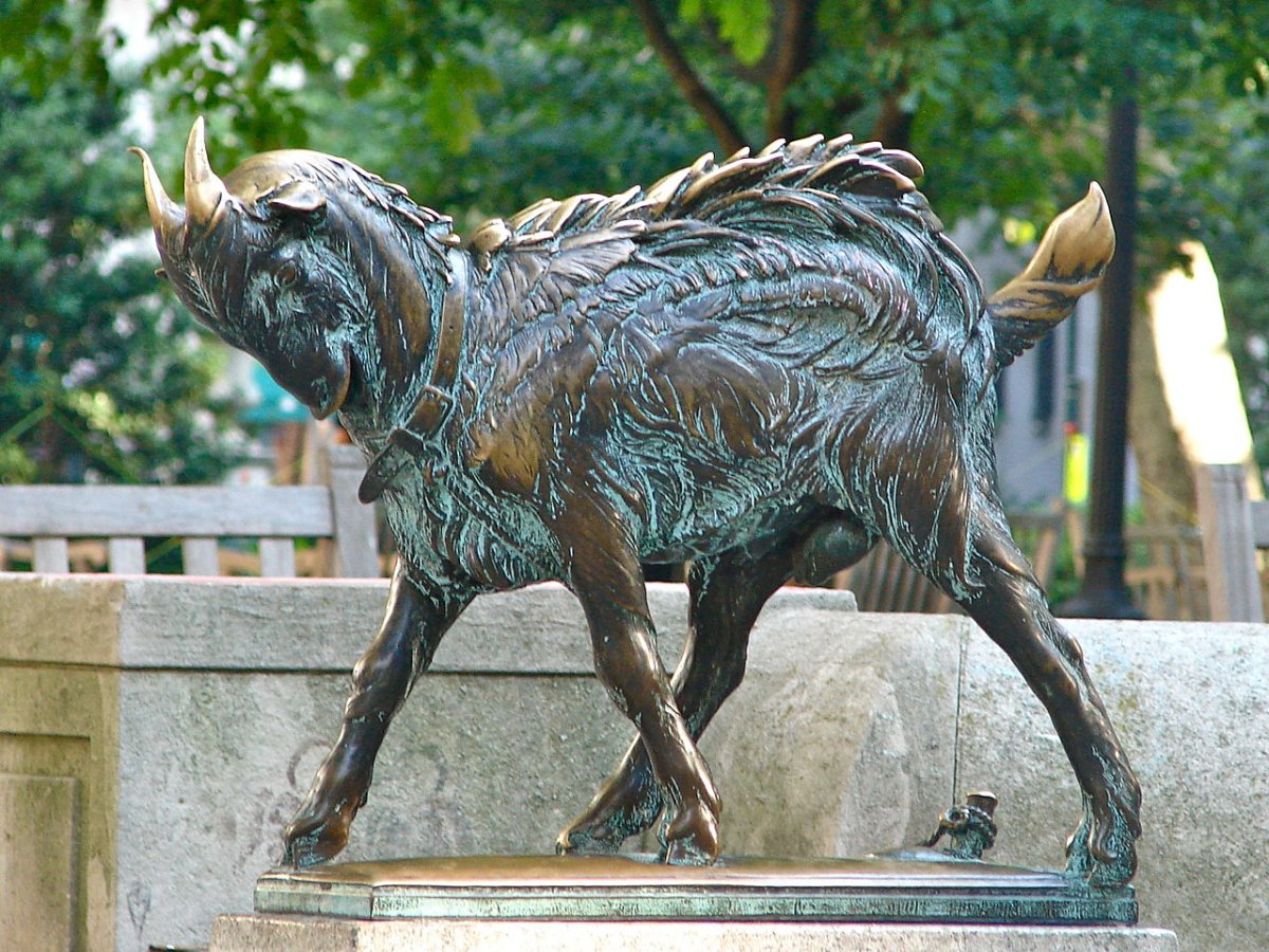 Скульптура «коза»