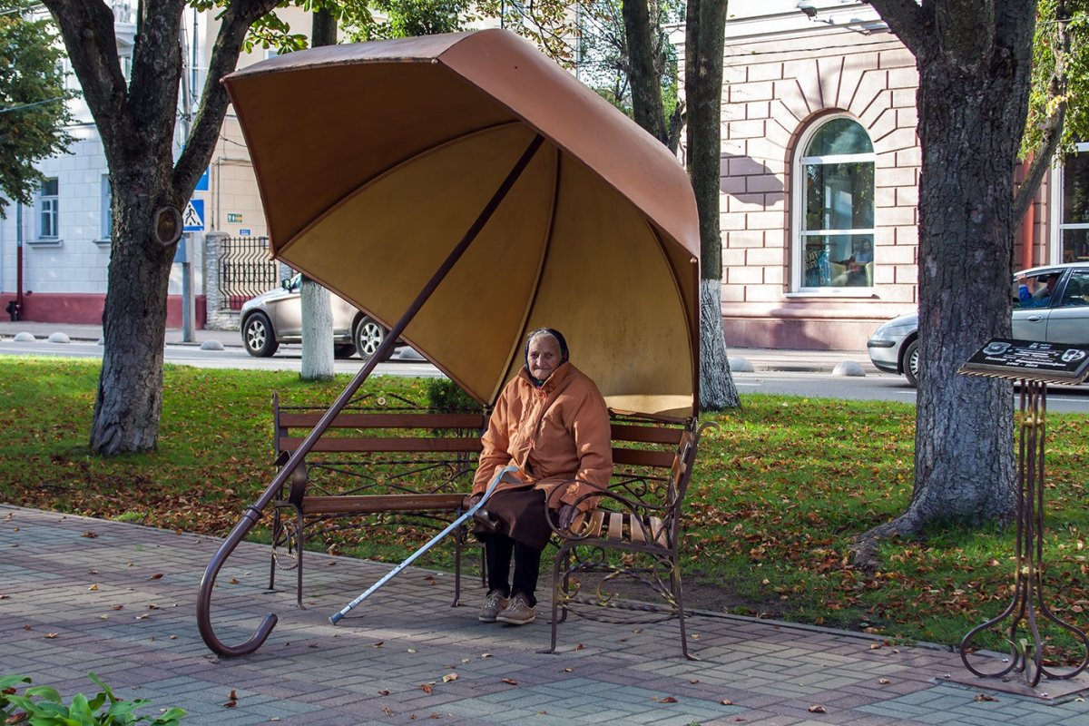 Старушки с зонтиками