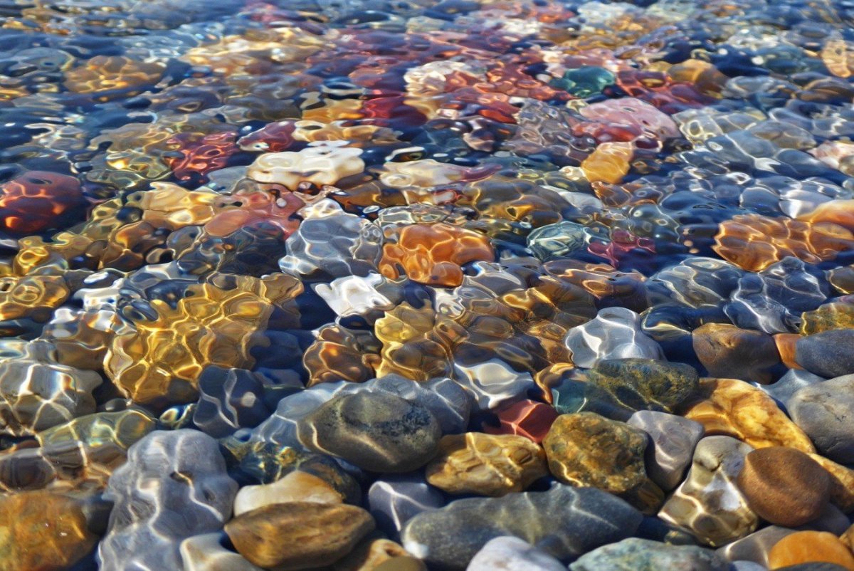 Камни в морской воде