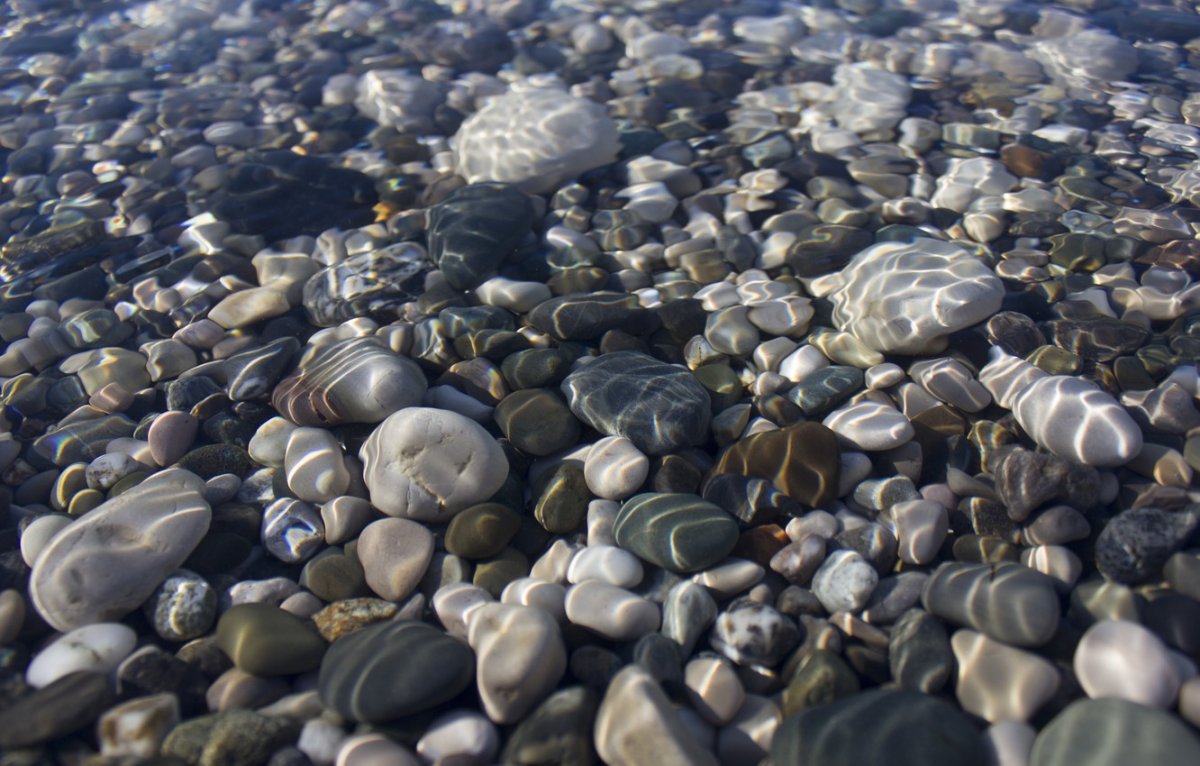 Прозрачная вода галька