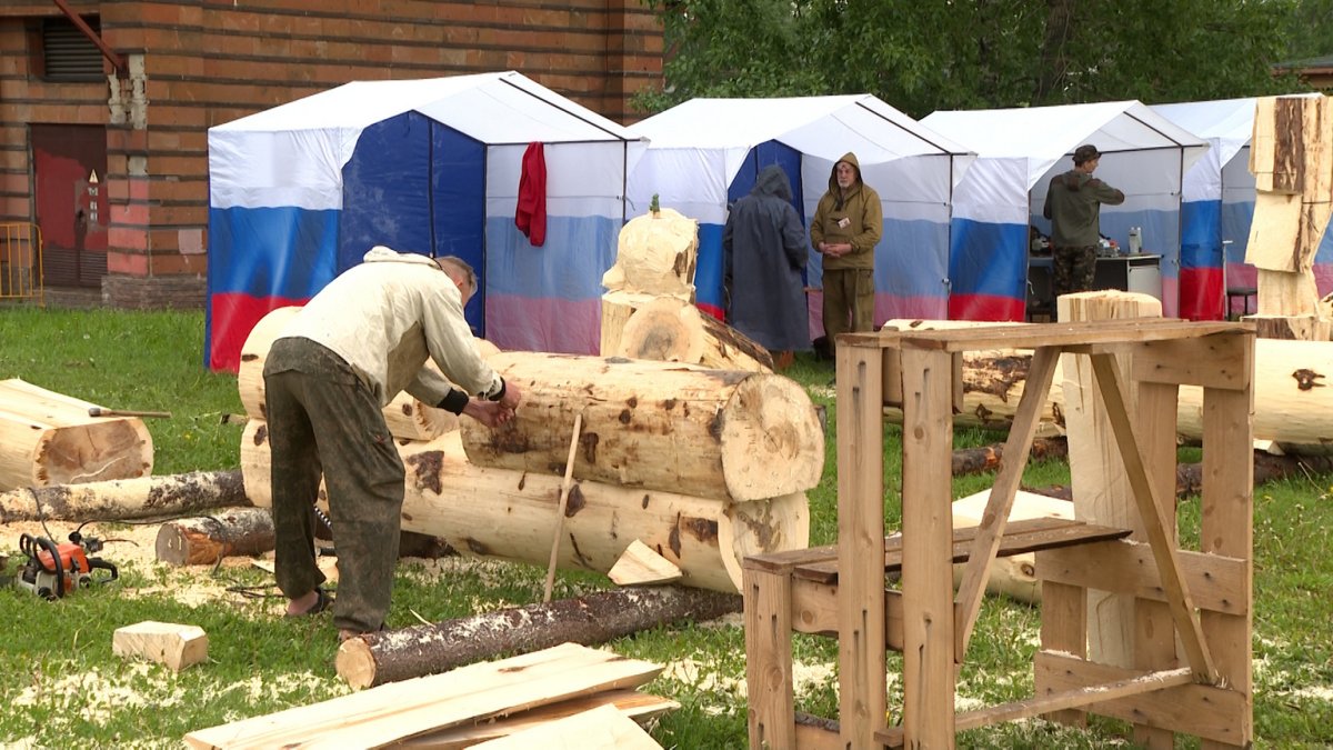 Колхозники скульптура из дерева