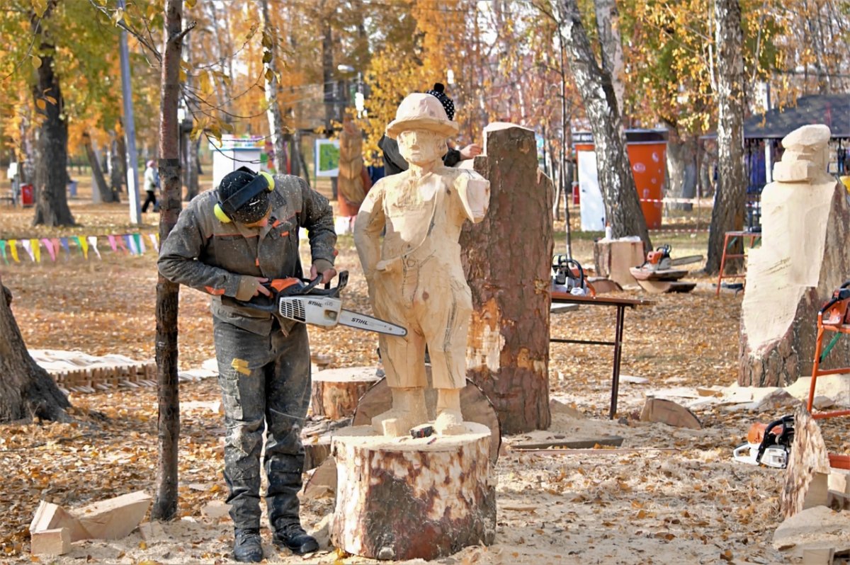 Челябинск деревянные скульптуры в саду Победы