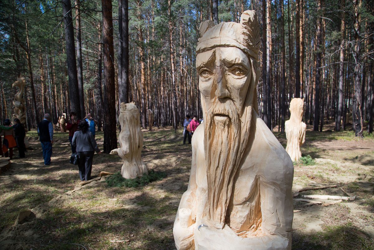 Деревянные скульптуры Писатели