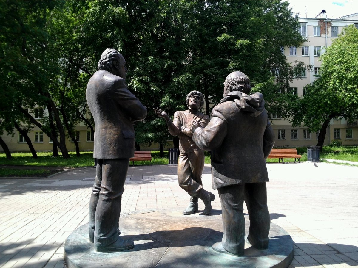 Памятник горожане разговор Екатеринбург