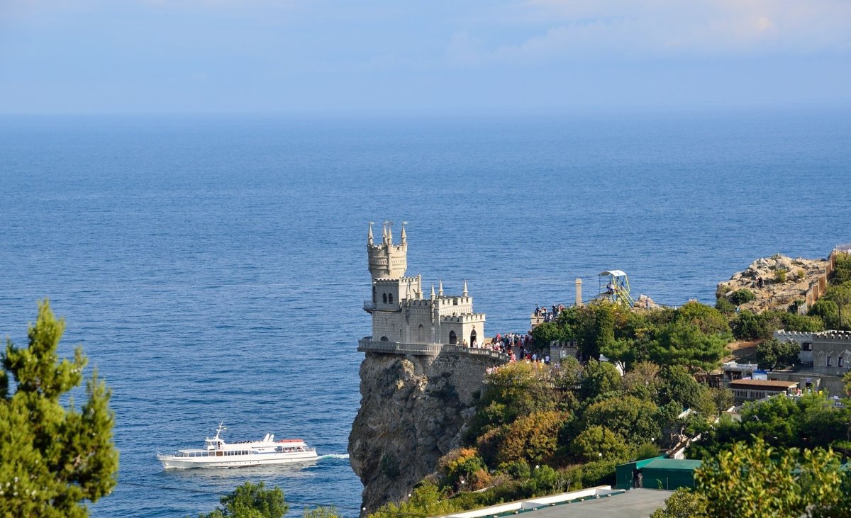 Ласточкино гнездо с моря
