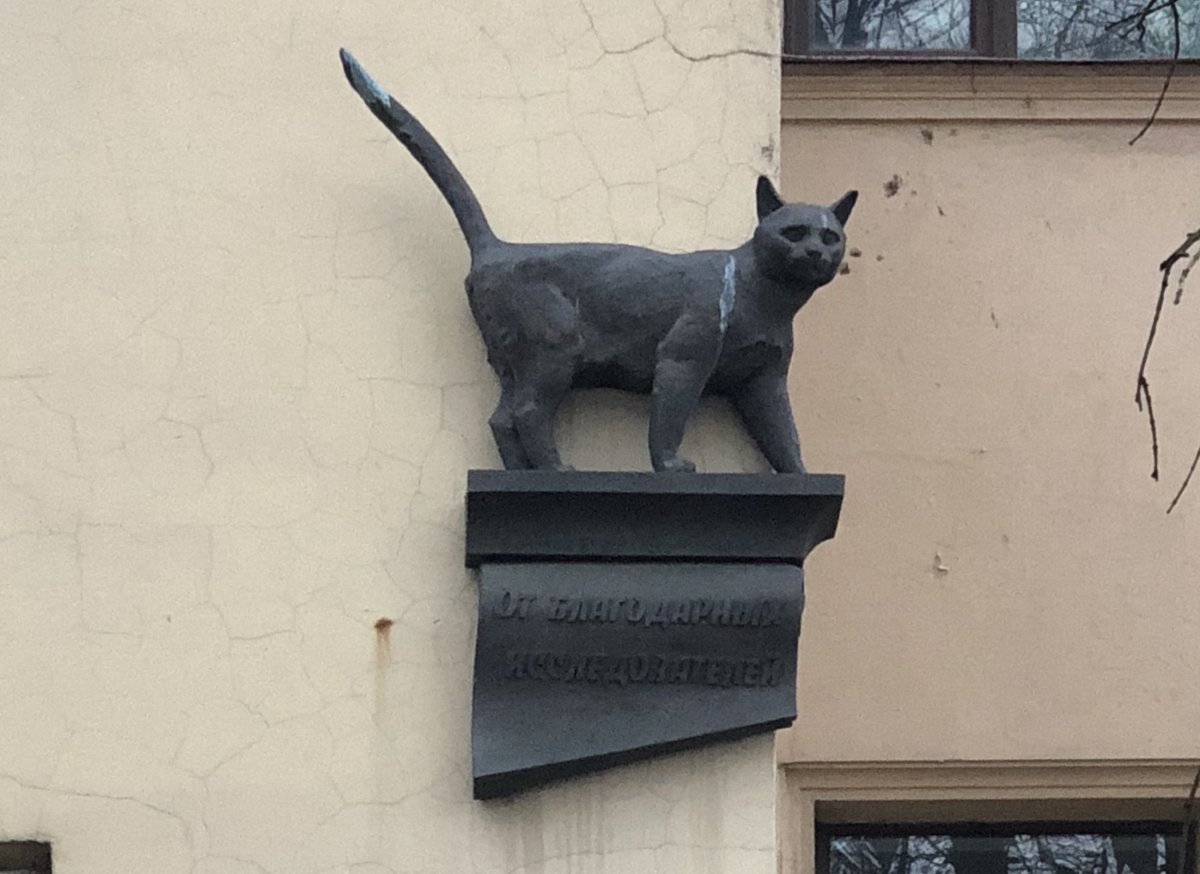 Статуи людей на балконе в Питере