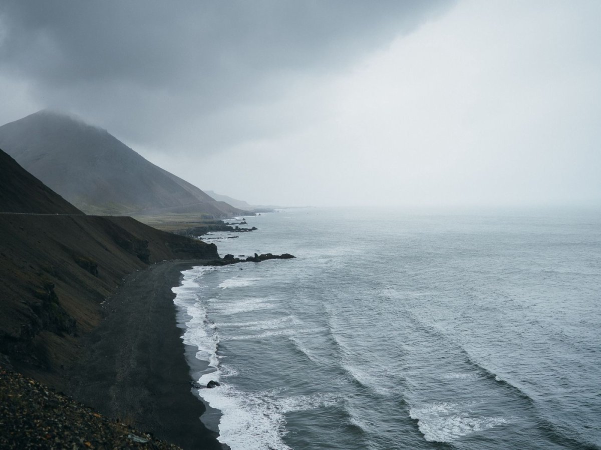 Море горы пасмурно