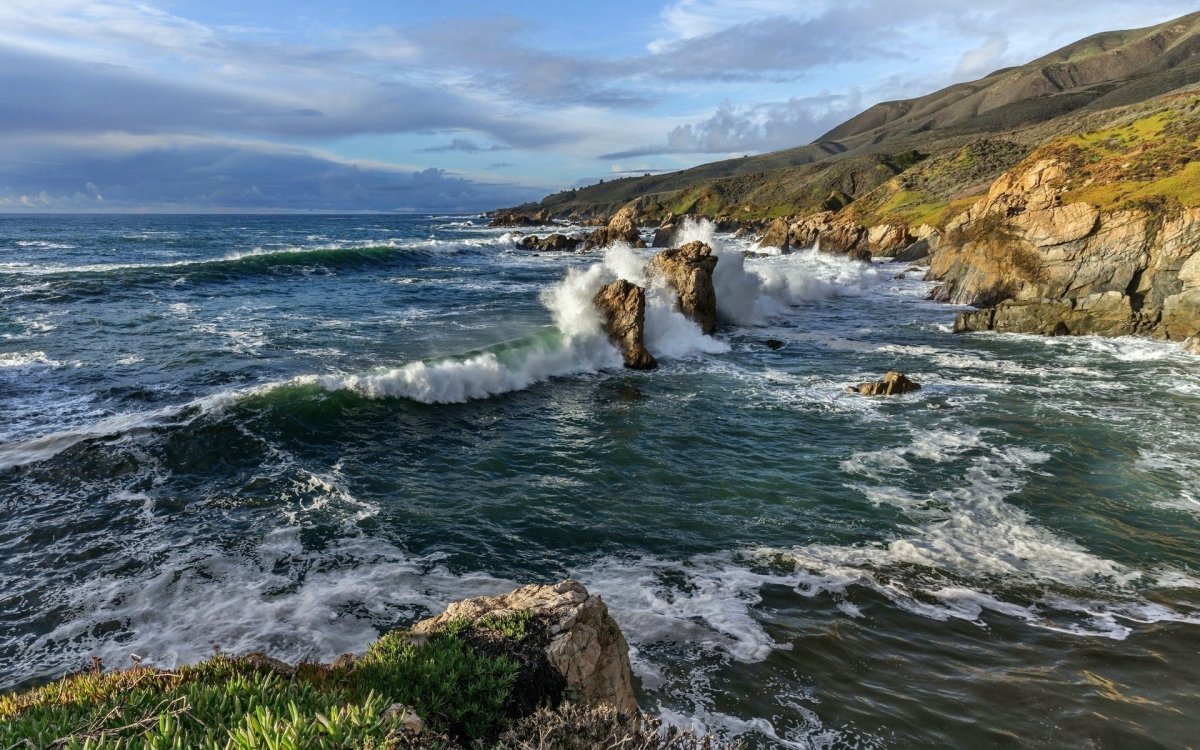 Берег моря, волны, скалы