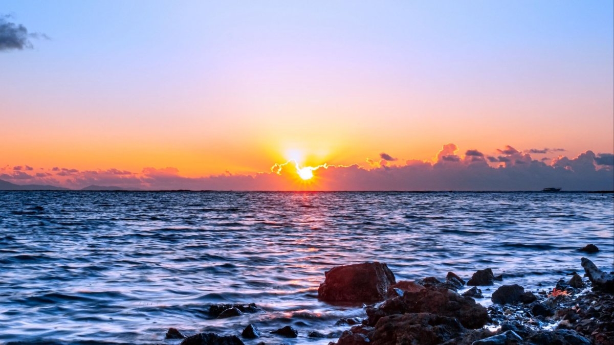 Красивый закат на море
