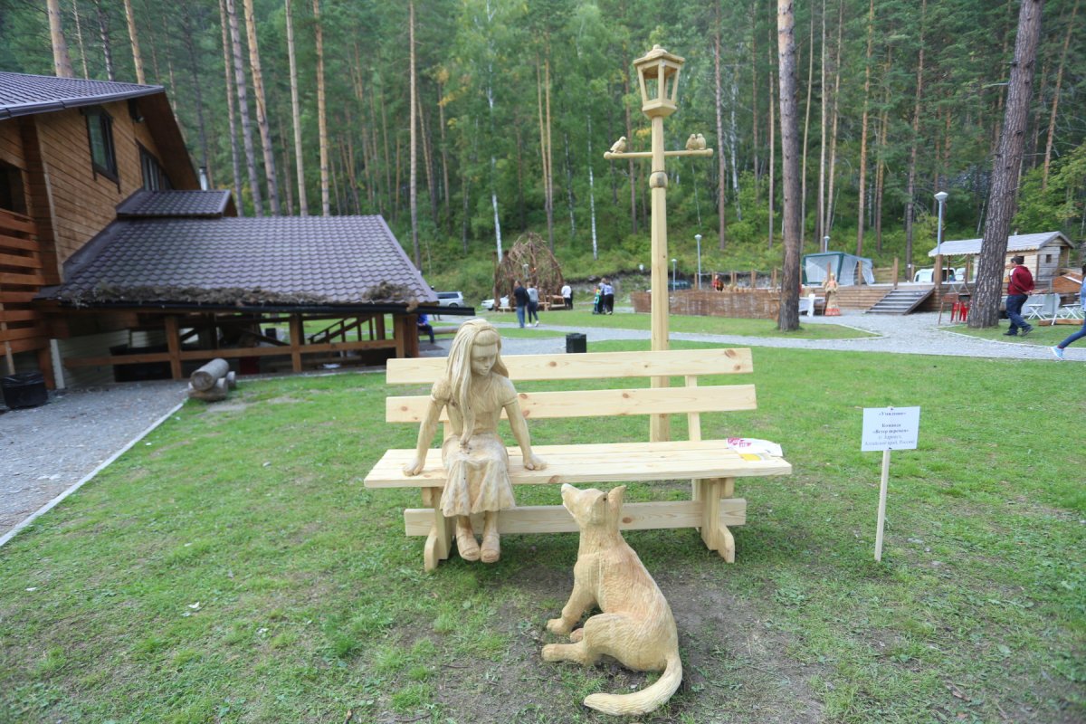 Деревянные скульптуры в Горном Алтае