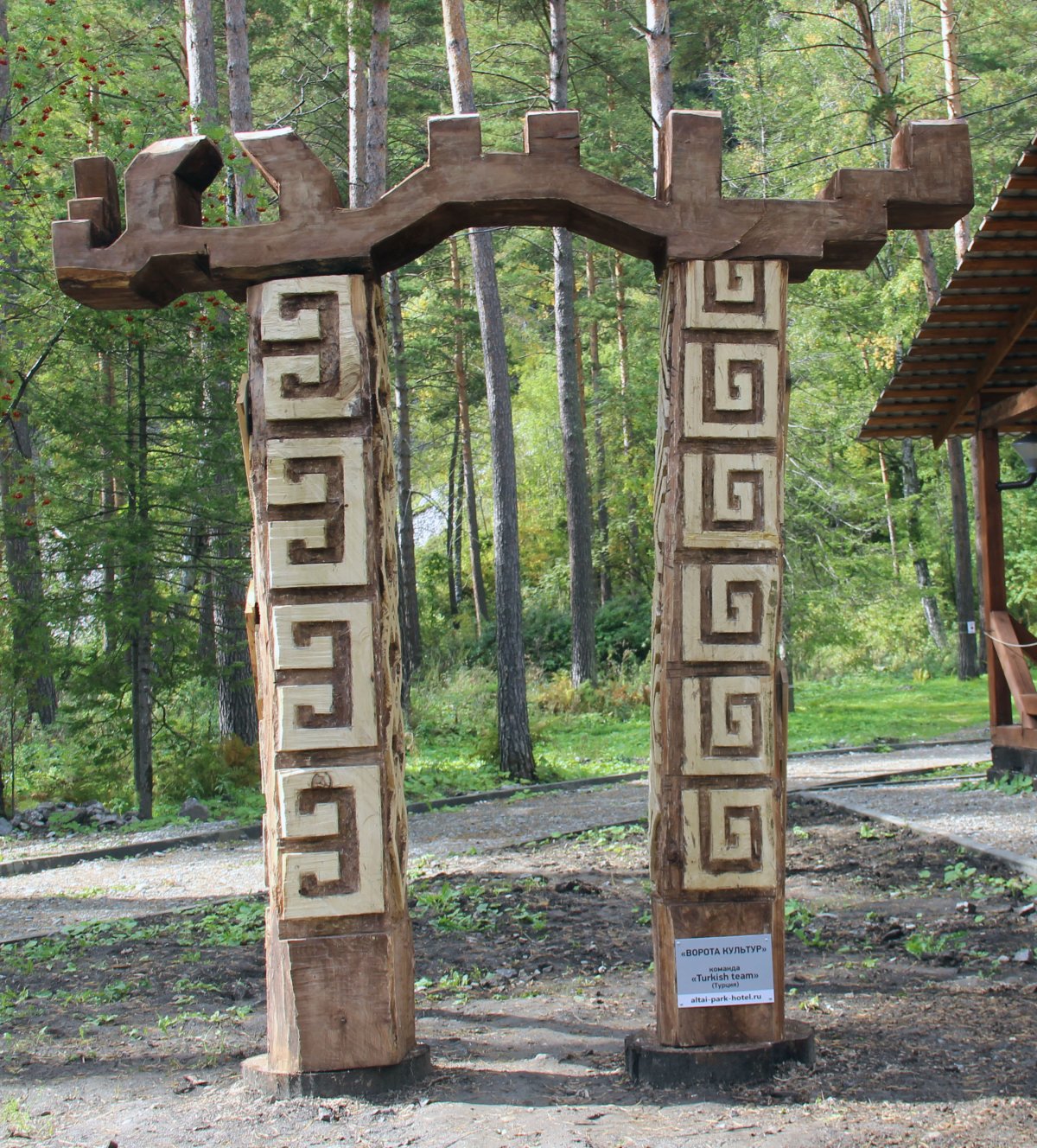 Парк деревянных скульптур бирюзовая Катунь