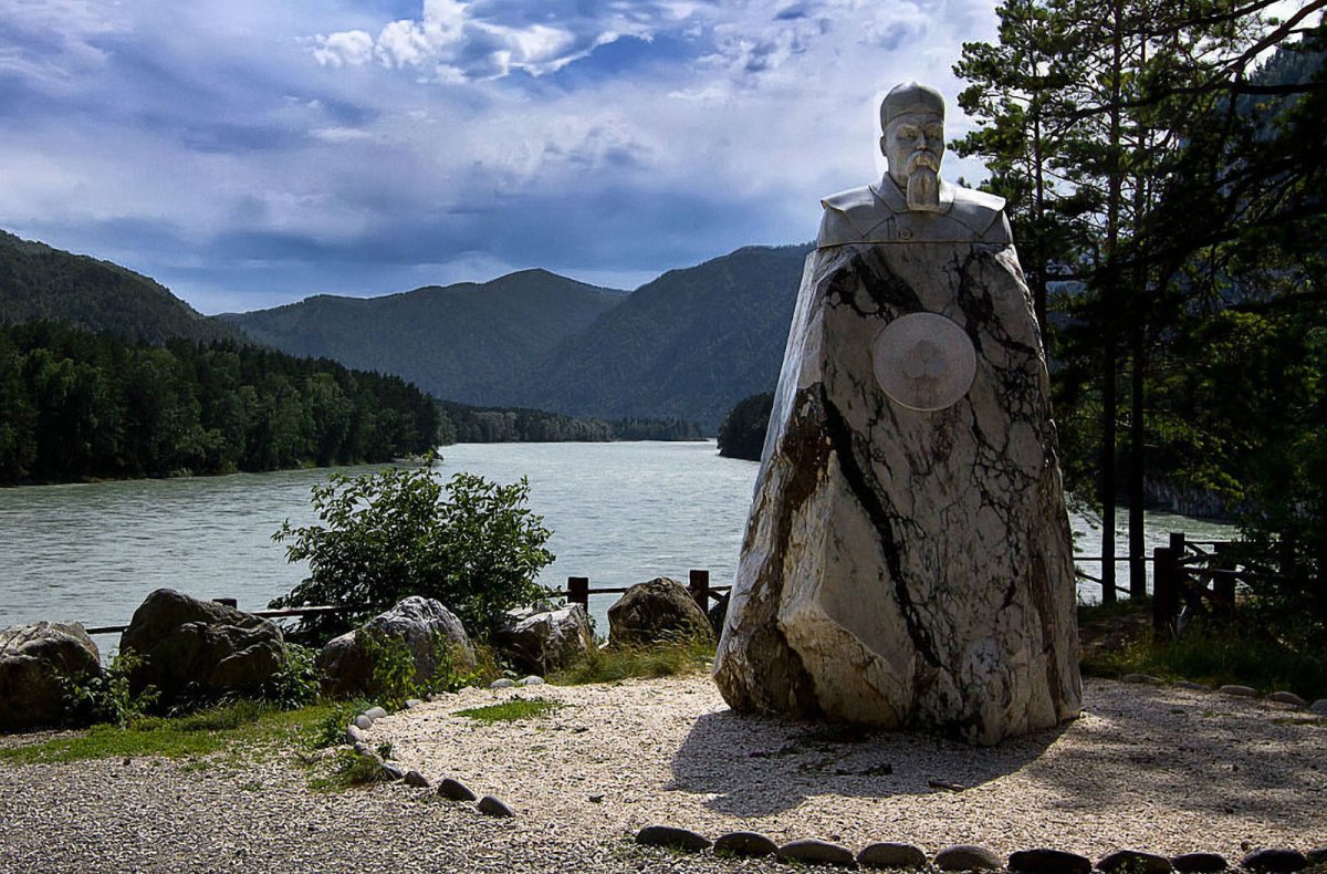 Памятник Рериху на Алтае