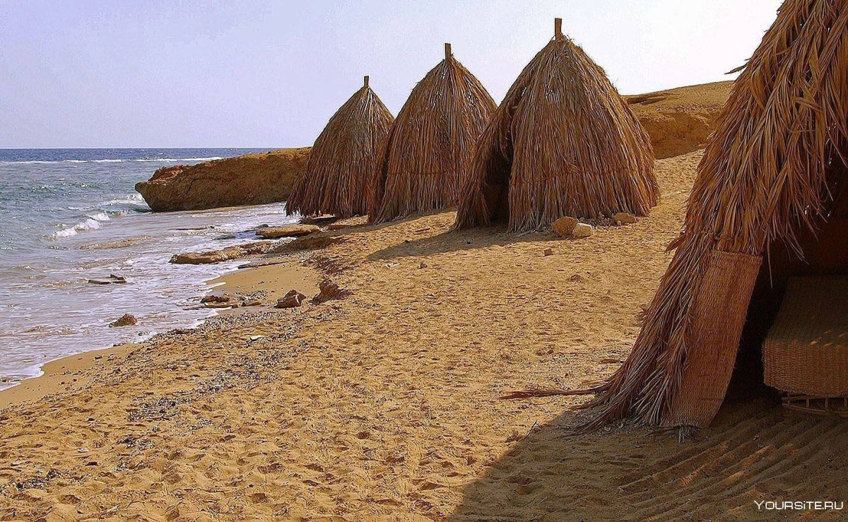 Шалаш у моря