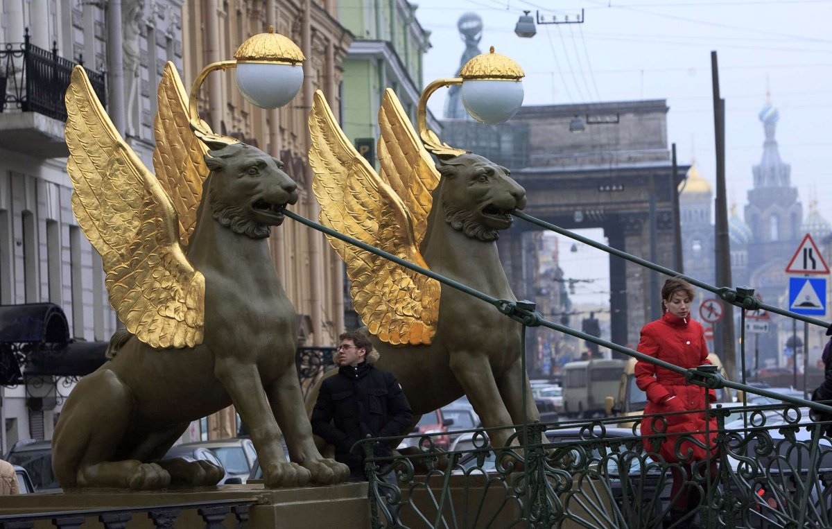 Мост с крылатыми львами в Санкт-Петербурге