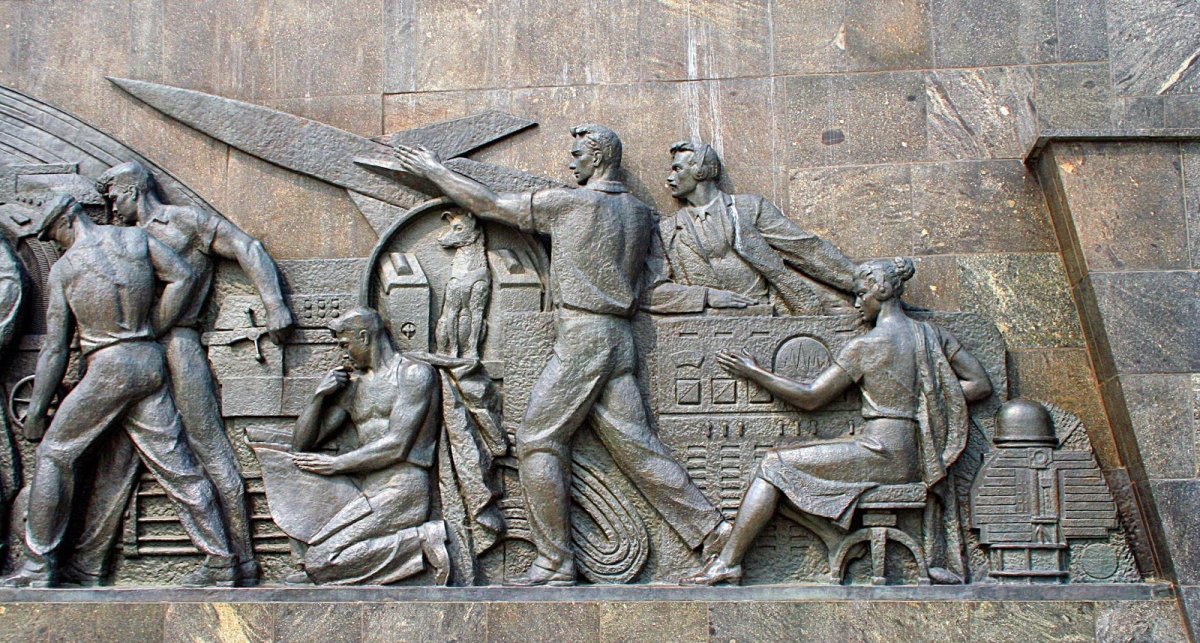 Монумент покорителям космоса горельефы