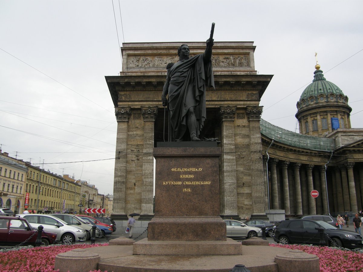 Памятник Кутузову у Казанского собора