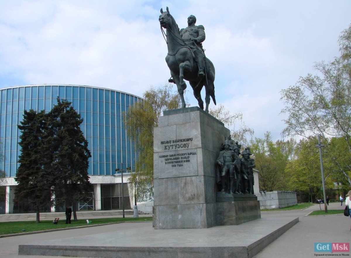 Памятник Михаилу Кутузову в Москве