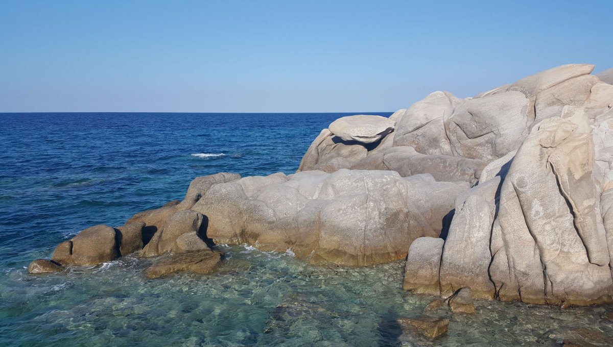 Камни на берегу Эгейского моря