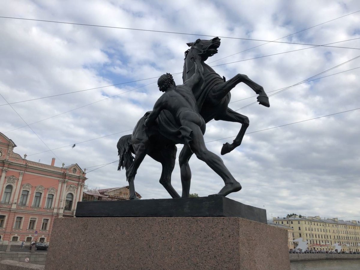 Кони на Аничковом мосту в Санкт-Петербурге