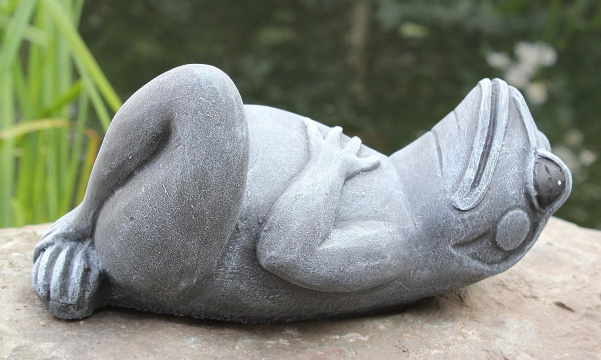 Скульптуры из арт бетона лягушка