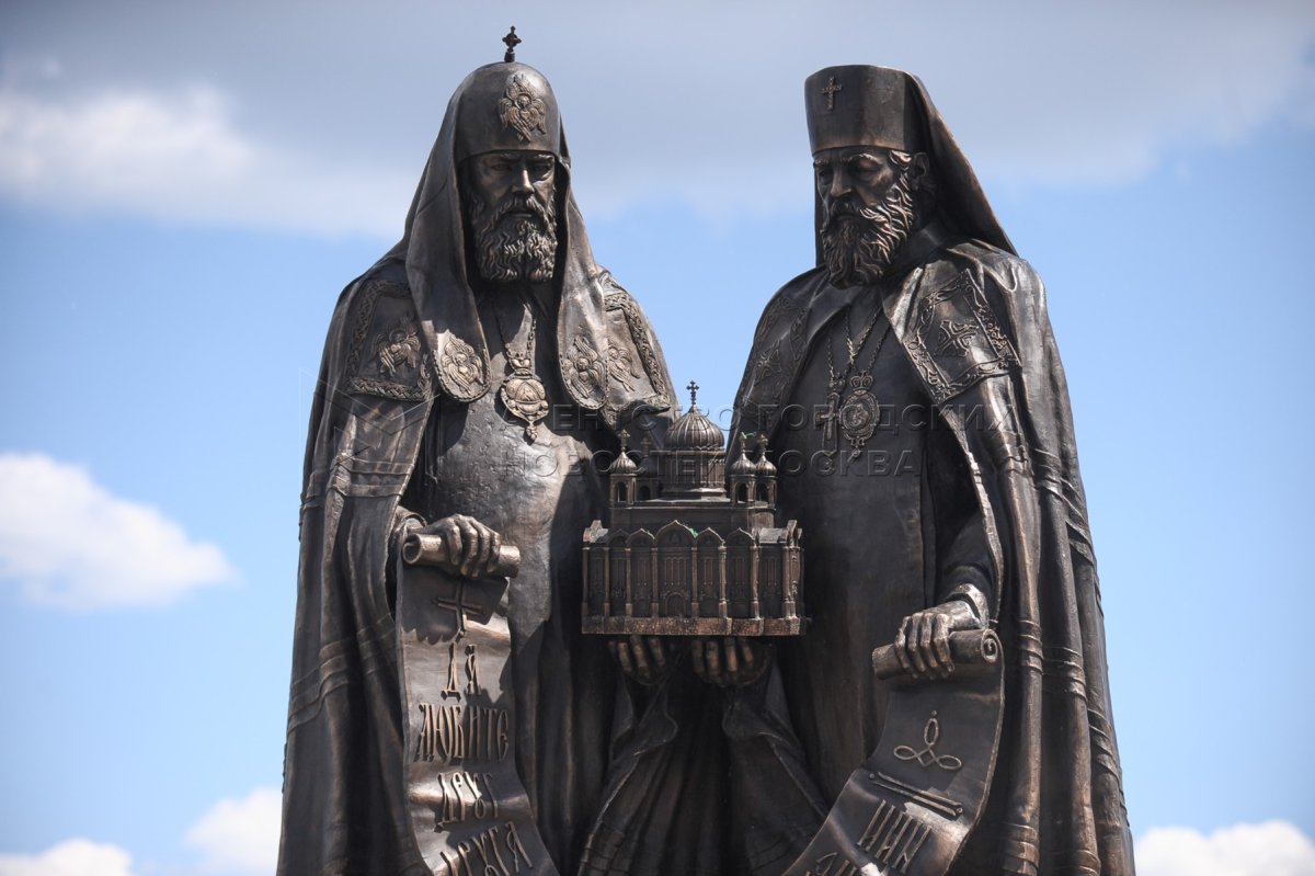 Памятник Гермогену храма Христа Спасителя