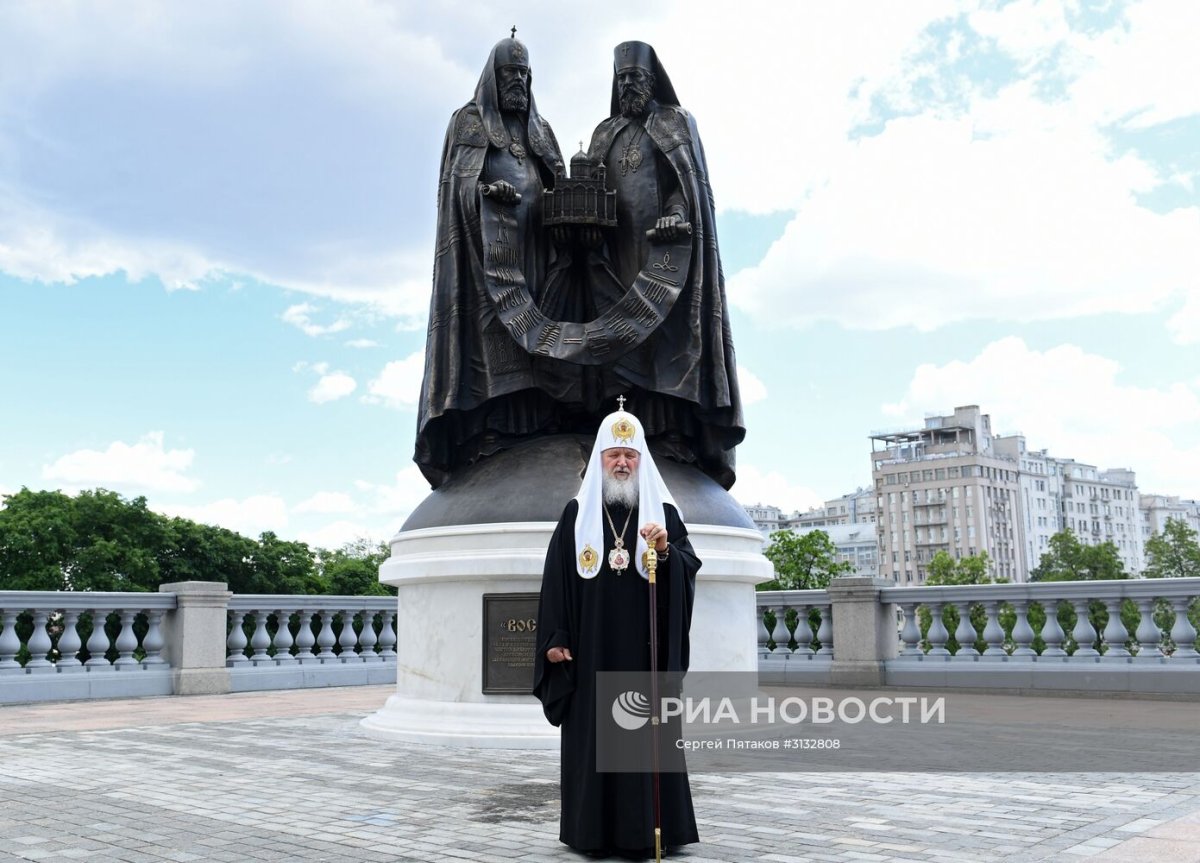 Памятники патриархам у храма Христа Спасителя