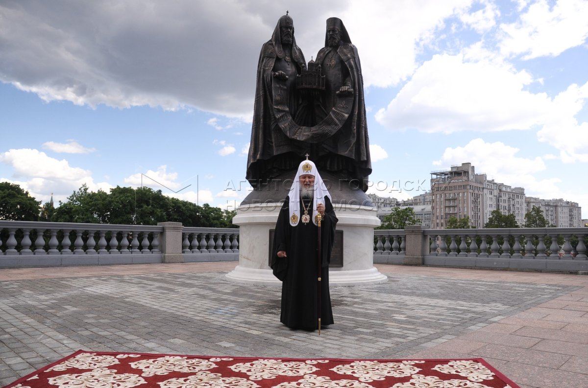 Памятники патриархам у храма Христа Спасителя