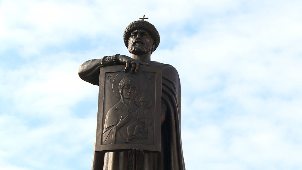 Памятник князю Владимиру Мономаху в Смоленске