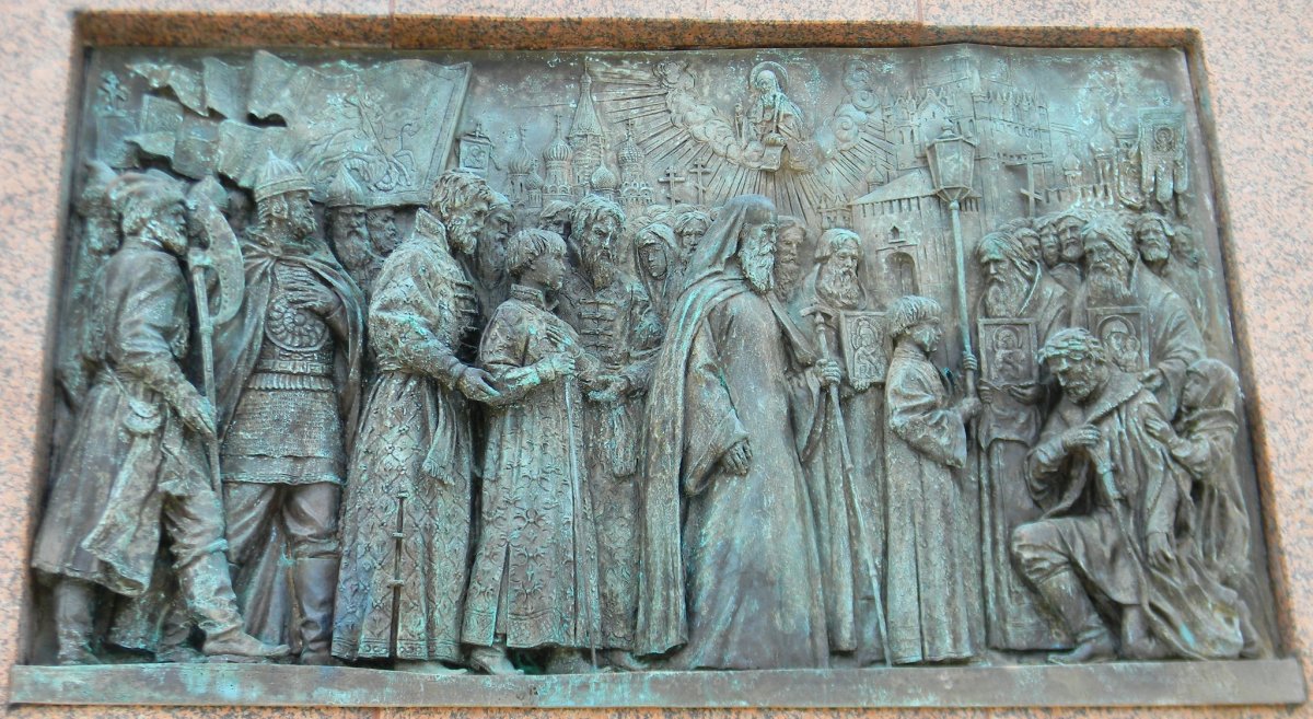 Памятник Патриарху Гермогену барельеф