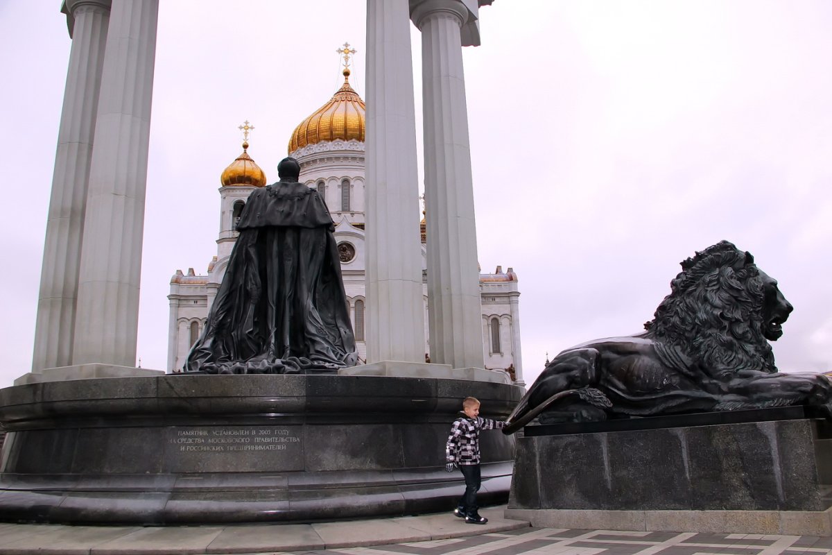 Памятник у храма Христа Спасителя в Москве