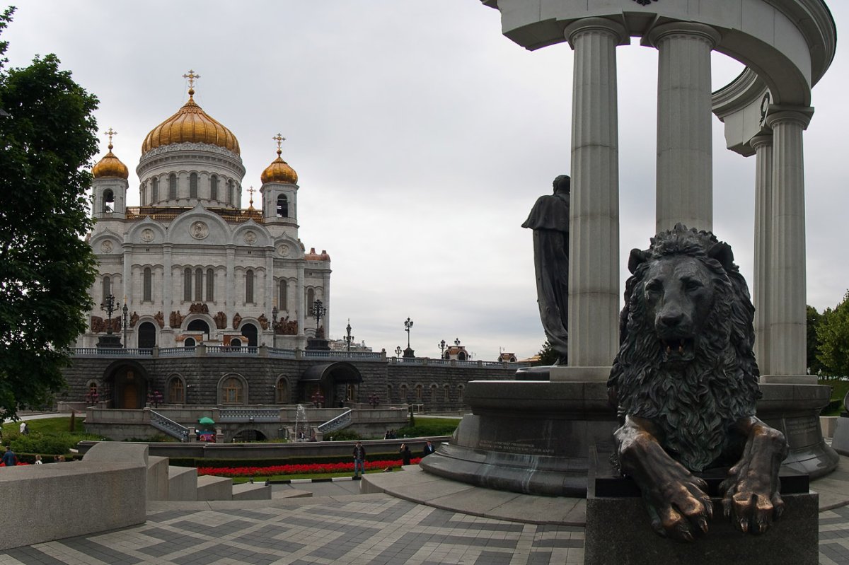 Памятник у храма Христа Спасителя