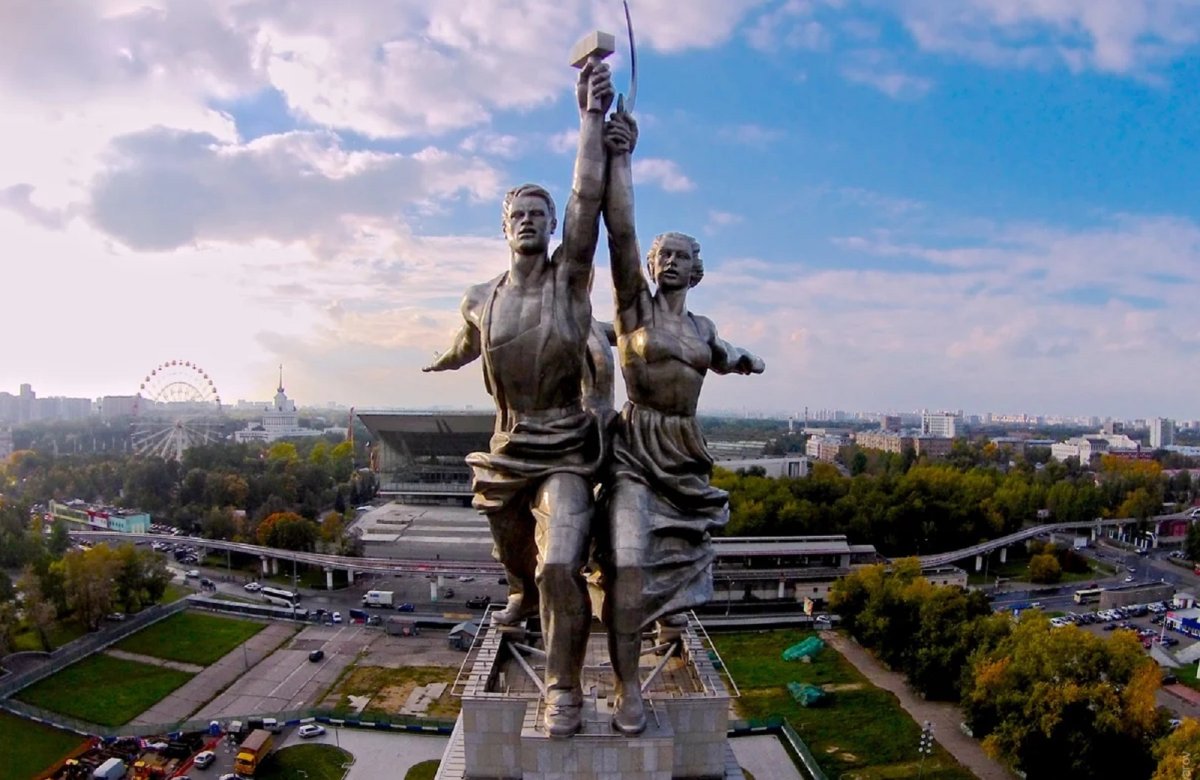 Памятник рабочий и колхозница в Москве
